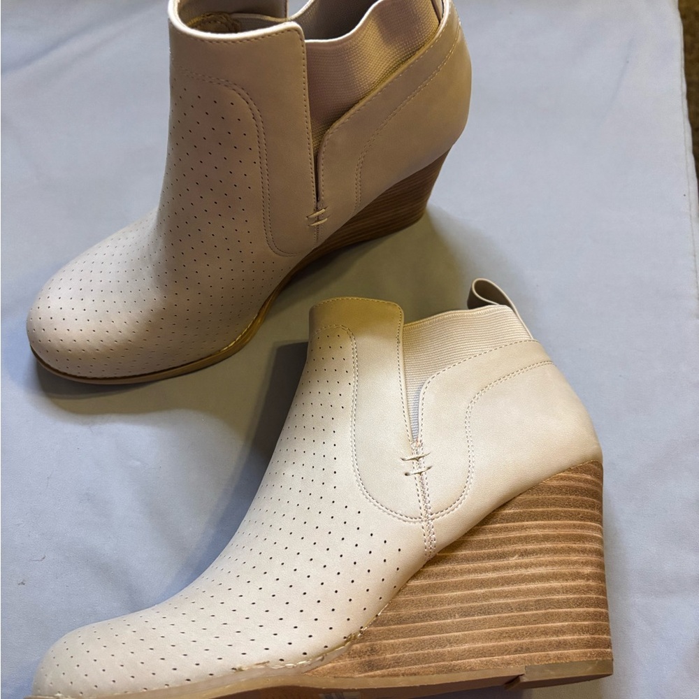 DV by Dolce Vita Beige Ankle Booties with Perforated Design Sz 9 - Picture 2 of 6